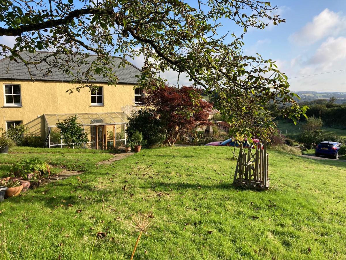Frizenham Farmhouse Little Torrington Buitenkant foto